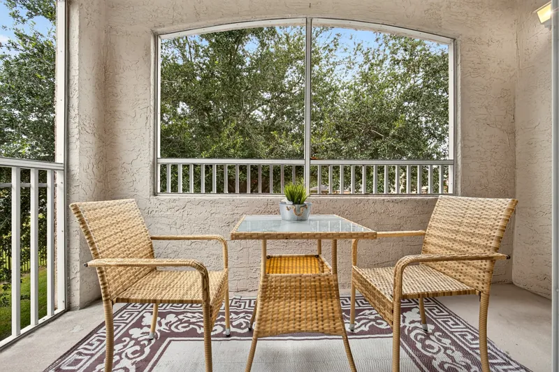 Screened balcony with bistro set